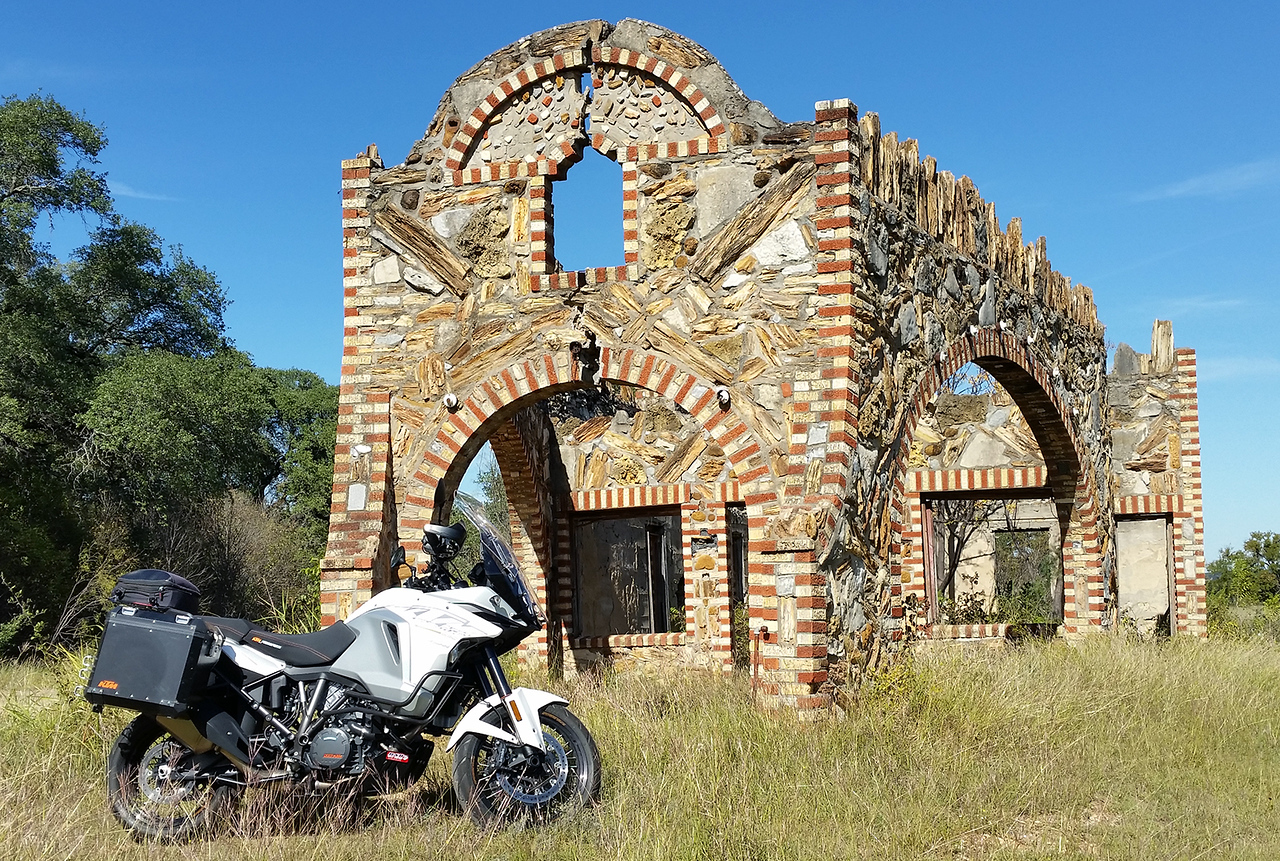 2016_KTM_OldBuilding_01-X2.jpg