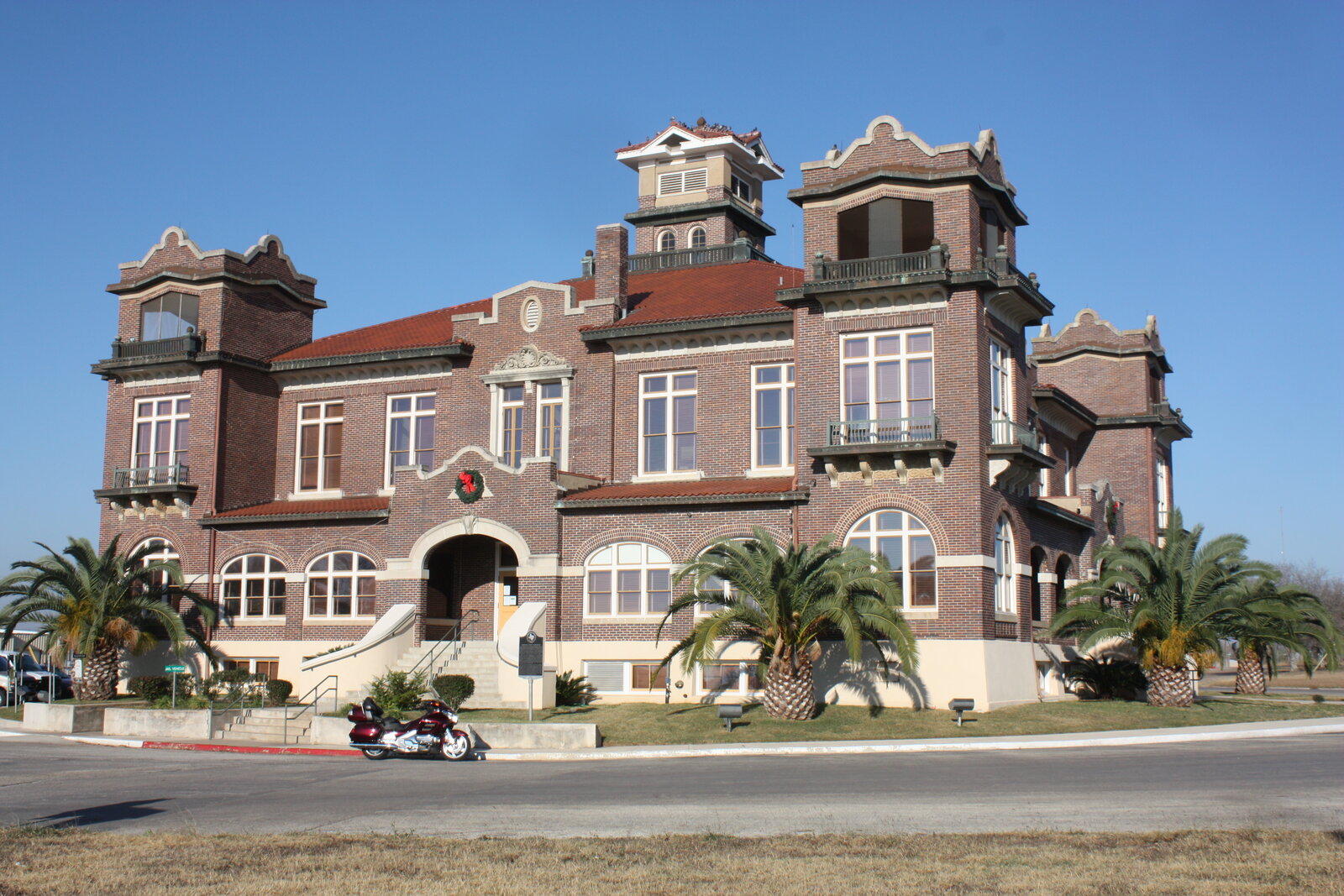 Atascosa County Courthouse Jourdanton 2.jpg